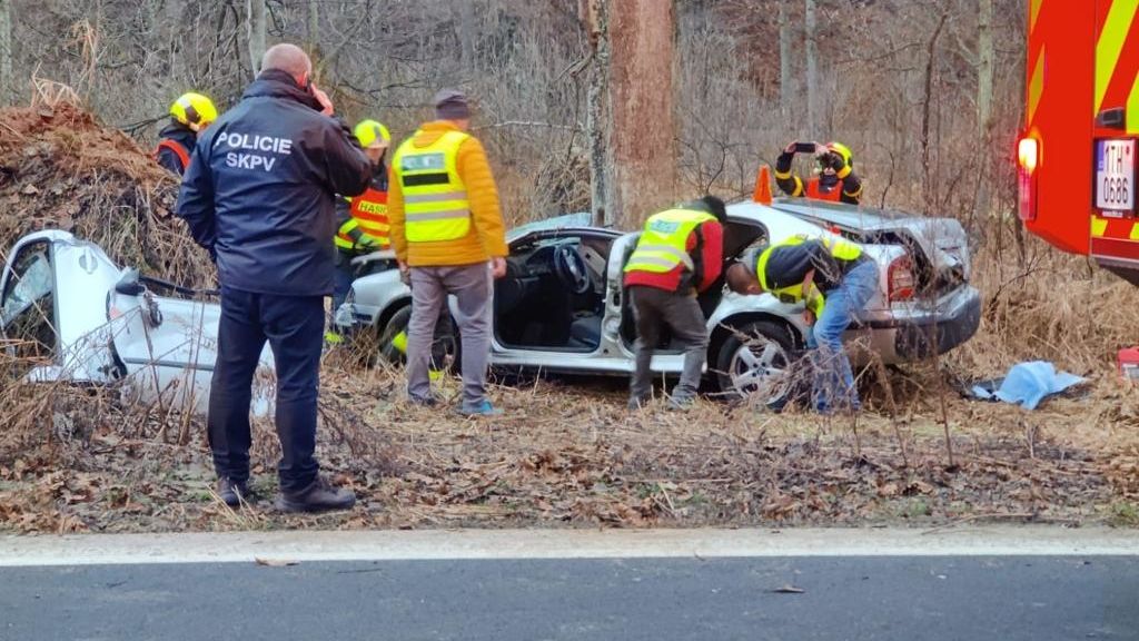 Auto na Bruntálsku havarovalo na namrzlé silnici, řidič zemřel